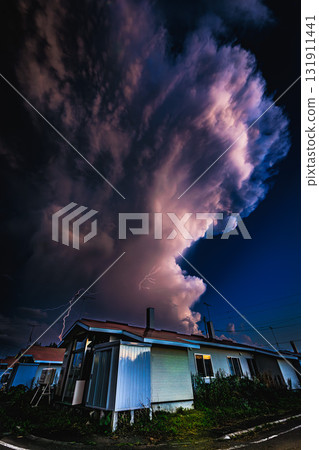 一片巨大的積雨雲出現在安靜的住宅區 一片巨大的積雨雲出現在安靜的住宅區 131911441