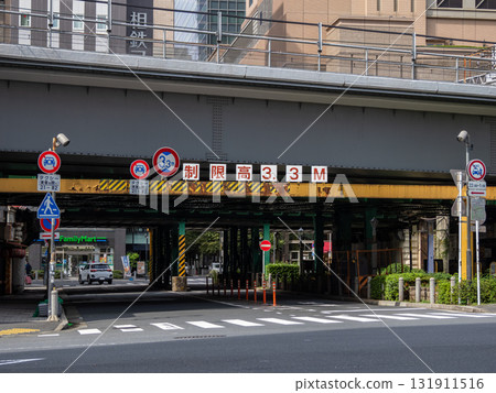 Height limit for roads intersecting with railway overpasses: 3.3m Height limit for roads intersecting with railway overpasses: 3.3m 131911516