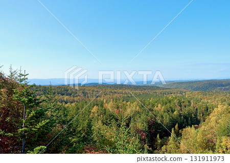 秋葉開始變色的晴朗天氣（十月初）從十勝山山腳下眺望旭川 131911973