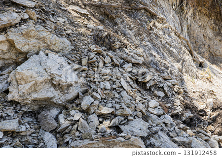 在健行步道上坍塌懸崖的照片 131912458