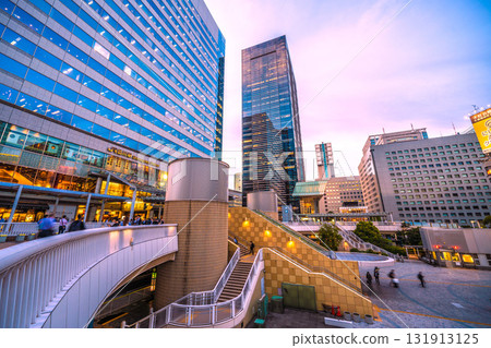 日本東京城市景觀：熙熙攘攘的外國遊客和辦公大樓的品川站 131913125