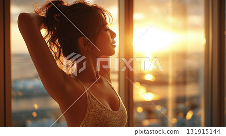 一名女子在清晨的陽光下醒來 一名女子在清晨的陽光下醒來 131915144