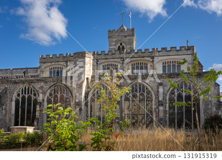 Salisbury, Wiltshire, UK: The exterior of St Thomas's Church in Salisbury. Salisbury, Wiltshire, UK: The exterior of St Thomas's Church in Salisbury. 131915319