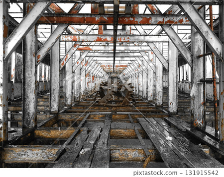 interior industri tua yang terbengkalai dengan balok kayu interior industri tua yang terbengkalai dengan balok kayu 131915542