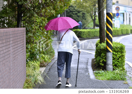 日本東京城市景觀:老化社會…雨中左手撐傘、拄著拐杖的老人…=11日的橫濱市 日本東京城市景觀:老化社會…雨中左手撐傘、拄著拐杖的老人…=11日的橫濱市 131916269