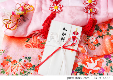 A girl's kimono and a gift envelope for the Shichigosan ceremony 131916688