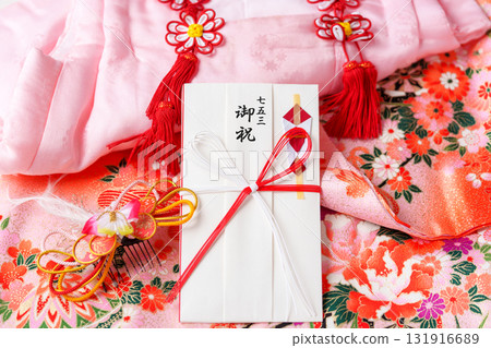 一件女孩的和服和七五三節的禮物信封 131916689