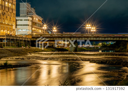 Kyoto Kamogawa River night view: Shijo Bridge (taken from the Donguribashi area) 131917392