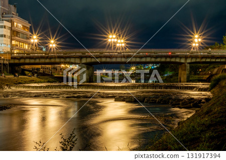 京都鴨川夜景:四條橋(從Donguribashi地區拍攝) 京都鴨川夜景:四條橋(從Donguribashi地區拍攝) 131917394