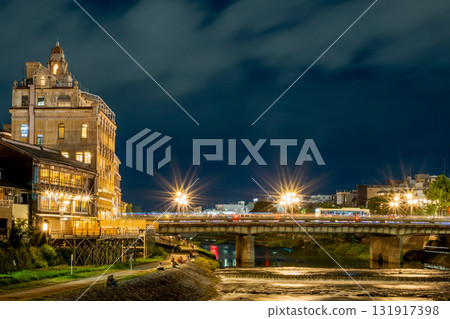 京都鴨川夜景：四條橋（從Donguribashi地區拍攝） 131917398