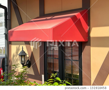 商店櫥窗上安裝的紅色遮陽篷 131918458