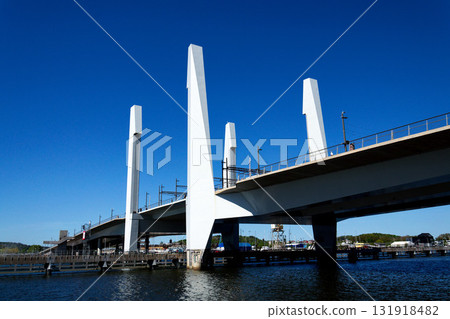 The Hisingen bridge, vertical lifting bridge Hisingsbron connecting river island of Hisingen to the mainland in central Gothenburg, Sweden The Hisingen bridge, vertical lifting bridge Hisingsbron connecting river island of Hisingen to the mainland in central Gothenburg, Sweden 131918482