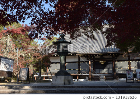 仁與寺的秋天:金堂與楓樹(京都市右京區) 仁與寺的秋天:金堂與楓樹(京都市右京區) 131918626