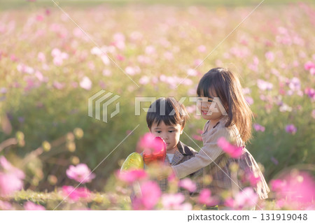 年輕的兄弟姊妹在宇宙花田裡玩耍 年輕的兄弟姊妹在宇宙花田裡玩耍 131919048