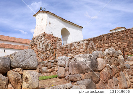 View of the ruins of the Inca temple of Chinchero in Cusco. 131919606
