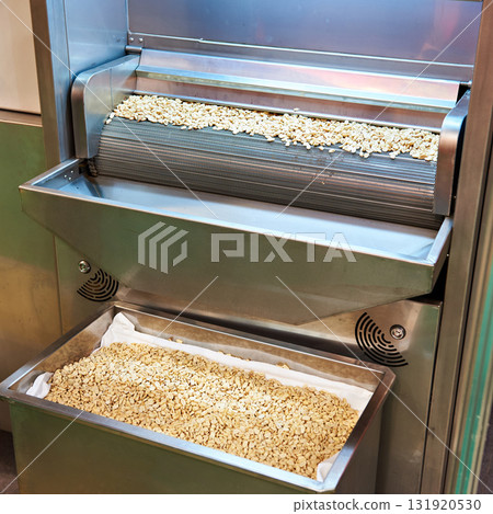 Oven for roasting peanuts 131920530