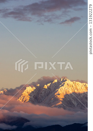 夕陽染紅的雪山_垂直 131922279