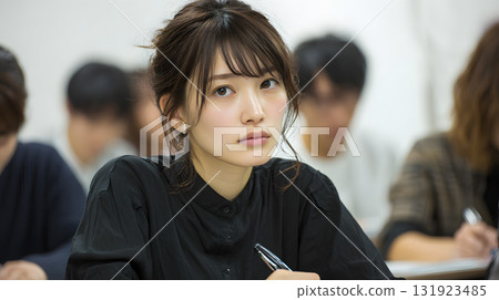 參加研討會的人們和一位 20 多歲的女性 131923485