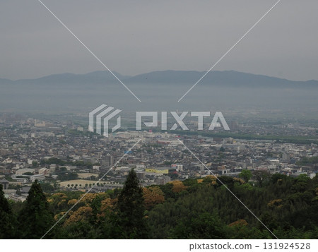 寶山公園觀景台-從山上可以俯瞰久留米市和脊振山脈 寶山公園觀景台-從山上可以俯瞰久留米市和脊振山脈 131924528