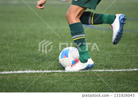 運球的足球運動員 131926043