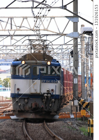 EF64型機車牽引的運紙列車（5789）在上越線上以雙機編組形式行駛。拍攝於2010年8月18日。 131926153