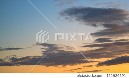 早晨煥發雲彩 早晨煥發雲彩 131926391