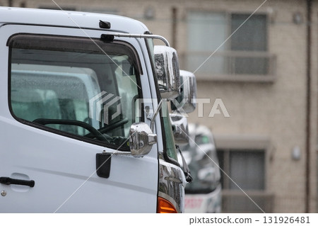 排隊的卡車圖像 131926481