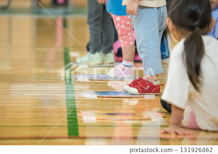 [Nursery school sports day starting line] 131926862