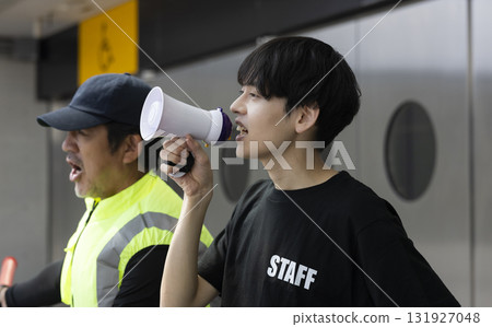 一名擔任活動工作人員的男子 131927048