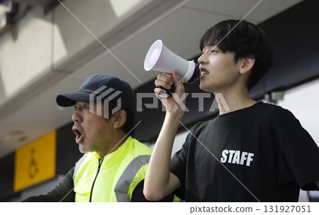 一名擔任活動工作人員的男子 131927051