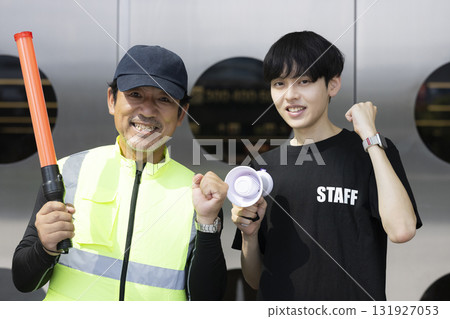 一名擔任活動工作人員的男子 131927053