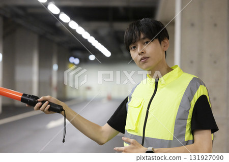 年輕員工指揮車輛 131927090