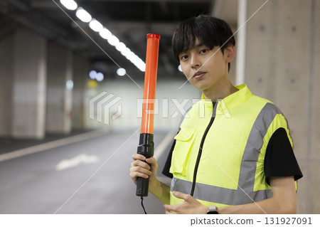 年輕員工指揮車輛 131927091