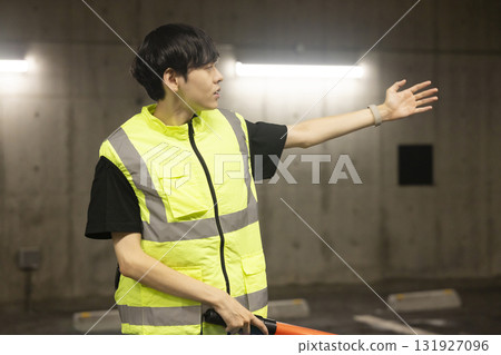 年輕員工指揮車輛 131927096