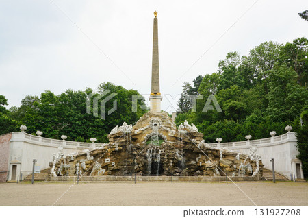 Obeliskbrunnen fountain next to Schönbrunn Palace 131927208