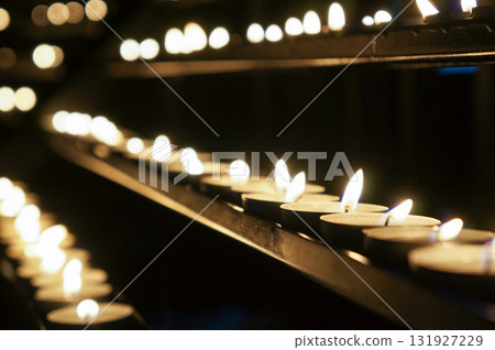 黑暗的教堂裡點燃了許多蠟燭 131927229