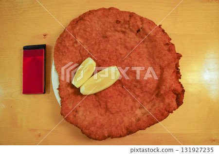 與紅色手機相比,炸肉排相當大 與紅色手機相比,炸肉排相當大 131927235