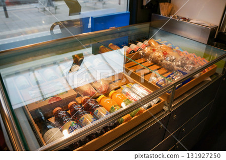 歐洲高速列車上販售食品的玻璃展示櫃 歐洲高速列車上販售食品的玻璃展示櫃 131927250