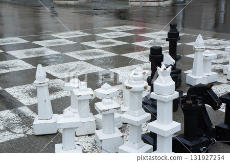 雨中小鎮中央的棋盤 131927254