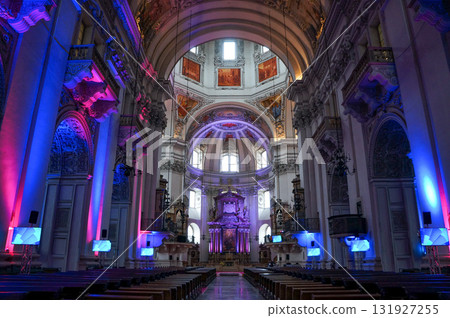 薩爾斯堡大教堂內部燈火通明 131927255