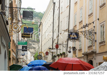 下雨天，薩爾斯堡擁擠的街道 131927257
