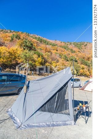 Scenery of the campsite on the shore of Lake Motosu in Yamanashi Prefecture 131927374