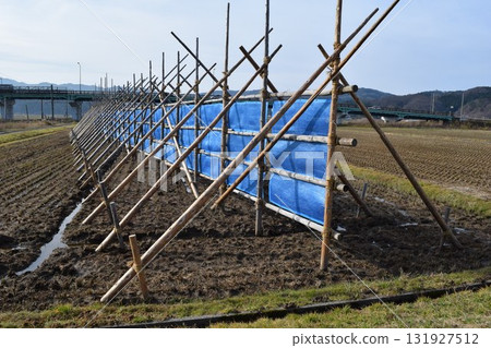Snow fence Snowstorm countermeasures for railroad tracks in snow country Snow fence Snowstorm countermeasures for railroad tracks in snow country 131927512