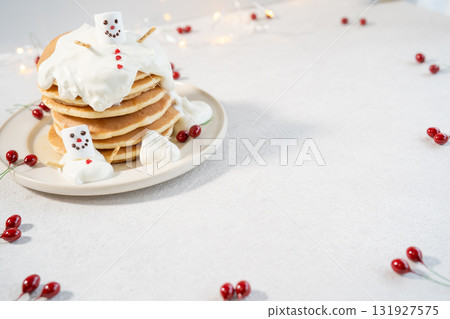 雪人和堆疊的煎餅，右側有複製空間 131927575