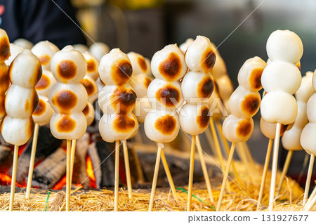 [Tokyo] Charcoal-grilled Sanpuku Dango at Mount Takao 131927677