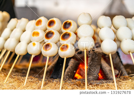 [Tokyo] Charcoal-grilled Sanpuku Dango at Mount Takao 131927678