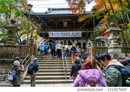 [Tokyo] The beautiful autumn leaves at the gate of Takao-san Yakuo-in Temple 131927687