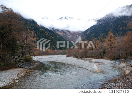 信州上高地（中部山岳國立公園），從清澈的梓川河童橋上眺望穗高山脈的第一座雪峰 131927810