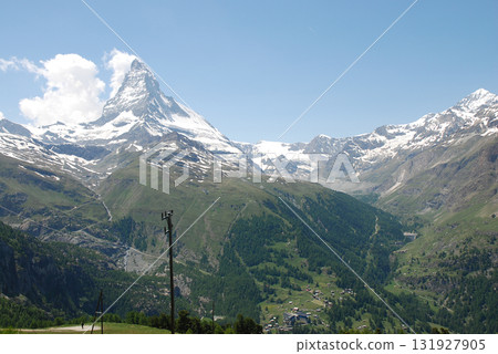 從瑞士山地鐵路（Gornergratbahn）的車窗望去，瑞士馬特洪峰腳下的鄉村盛夏景色 131927905