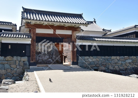 Matsumoto Castle Taikomon Gate (Ninomon Gate) and blue sky in Matsumoto City, Nagano Prefecture Matsumoto Castle Taikomon Gate (Ninomon Gate) and blue sky in Matsumoto City, Nagano Prefecture 131928212